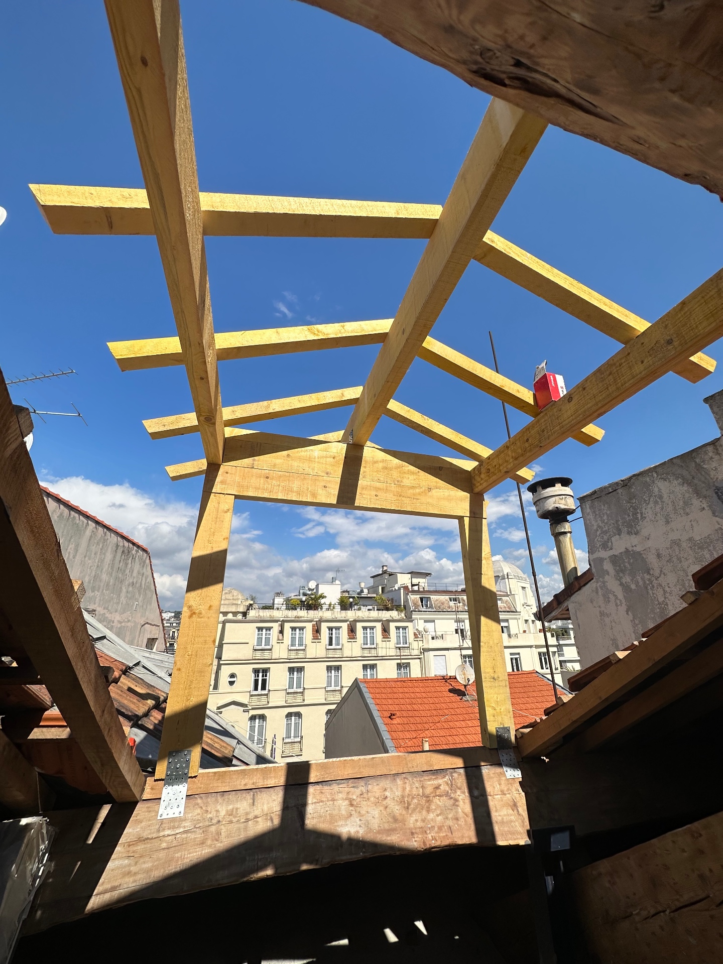 Charpente en bois lors d'un chantier de toiture