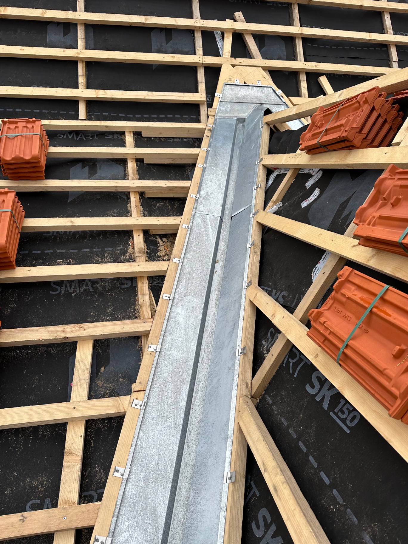 Travaux de zinguerie en zinc sur une toiture